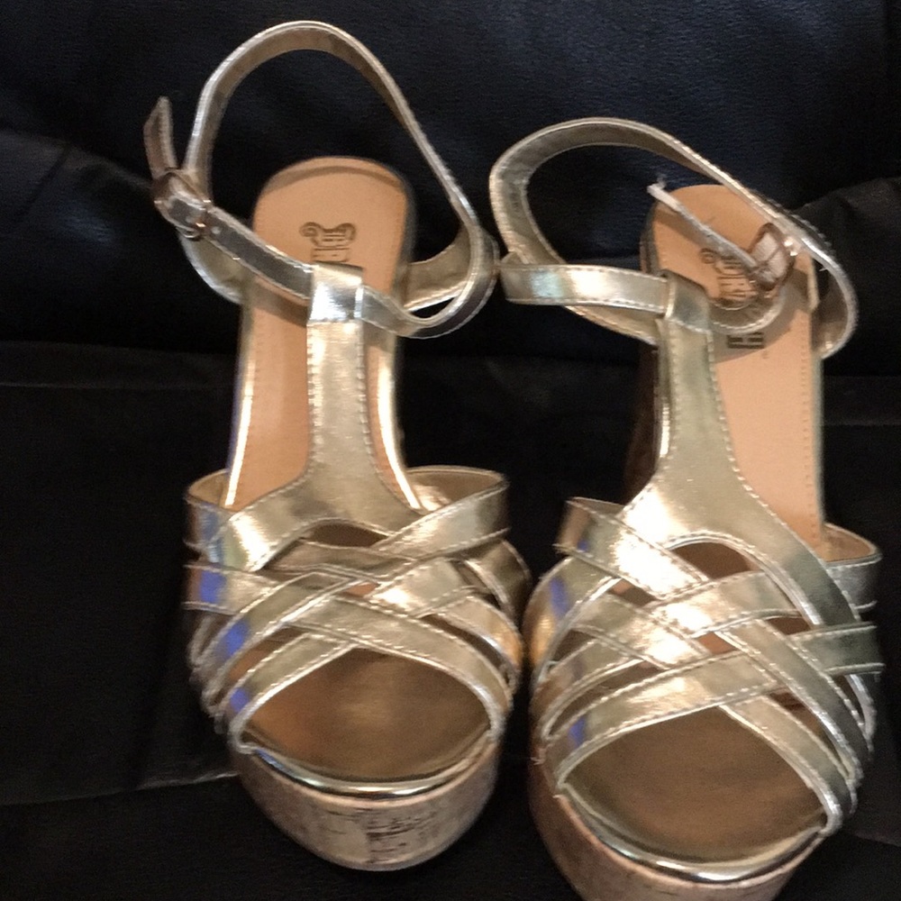 Brash gold wedges
